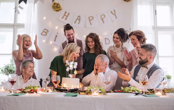 La fête d'anniversaire de grand père en famille