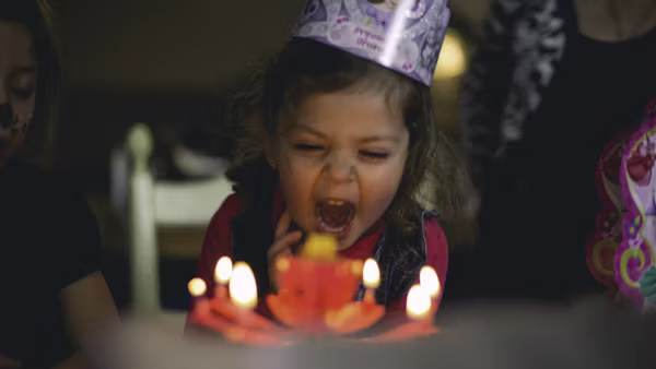 La fête d'anniversaire de Caroline ma petite fille qui va souffler les bougies de son gâteau d'anniversaire