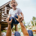 Photographe portrait à Rombas. Photo enfant riant à l'extérieur