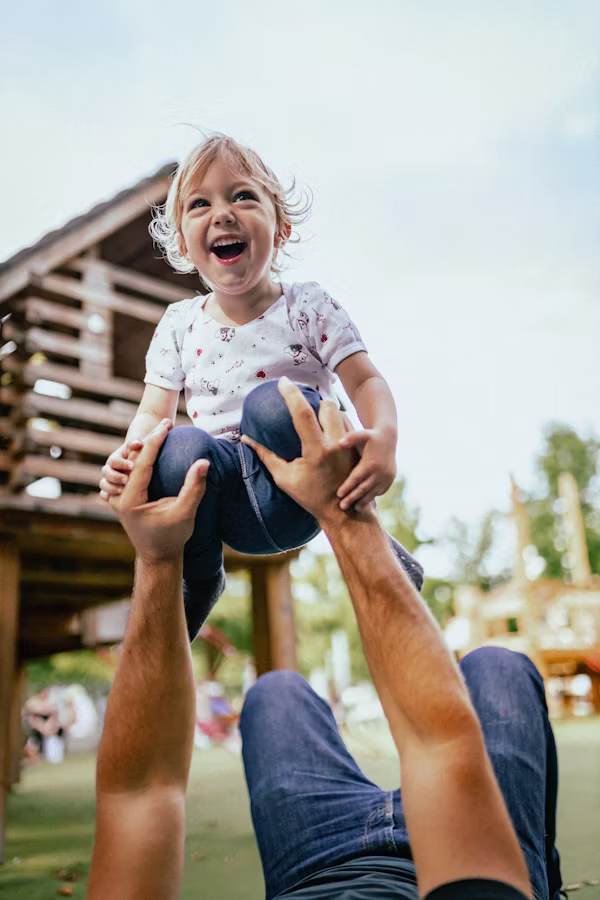 Photographe portrait à Rombas. Photo enfant riant à l'extérieur