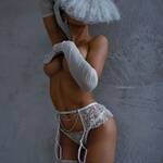 photo lingerie de mariée. boudoir de la mariée avec ombrelle